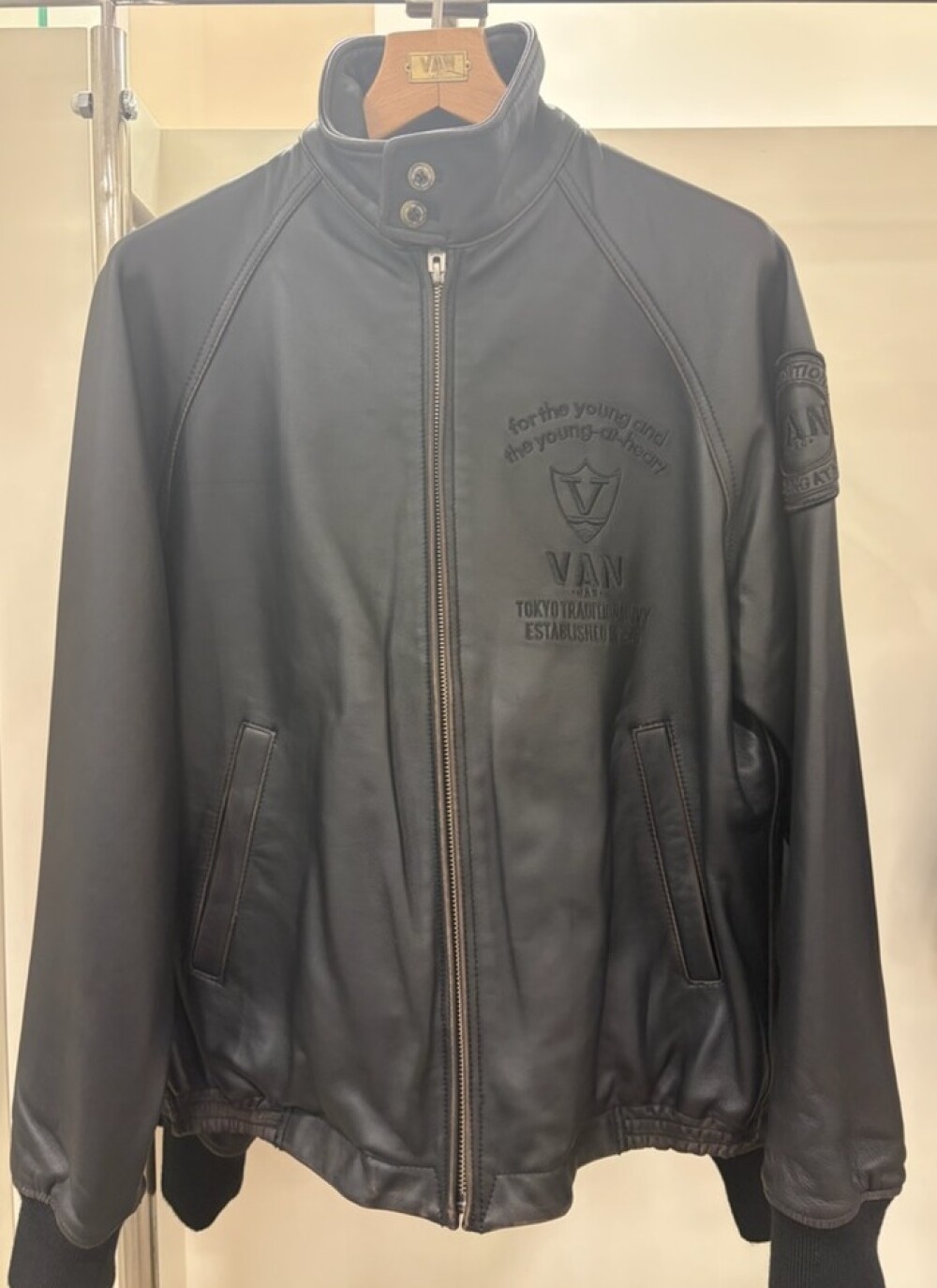 レザースウィングトップ発売