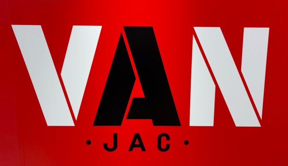 VAN　クリアランスセール開催！！