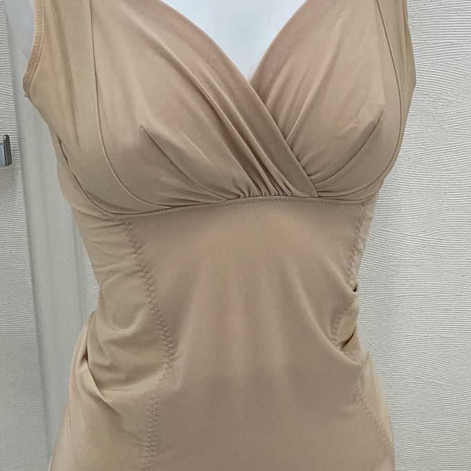 すっきり美しいシルエットに！着やせシェイパー