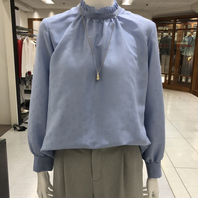 重ね着にも便利なブラウス💐