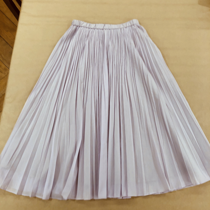 華やかな色目、ランダムプリーツスカート