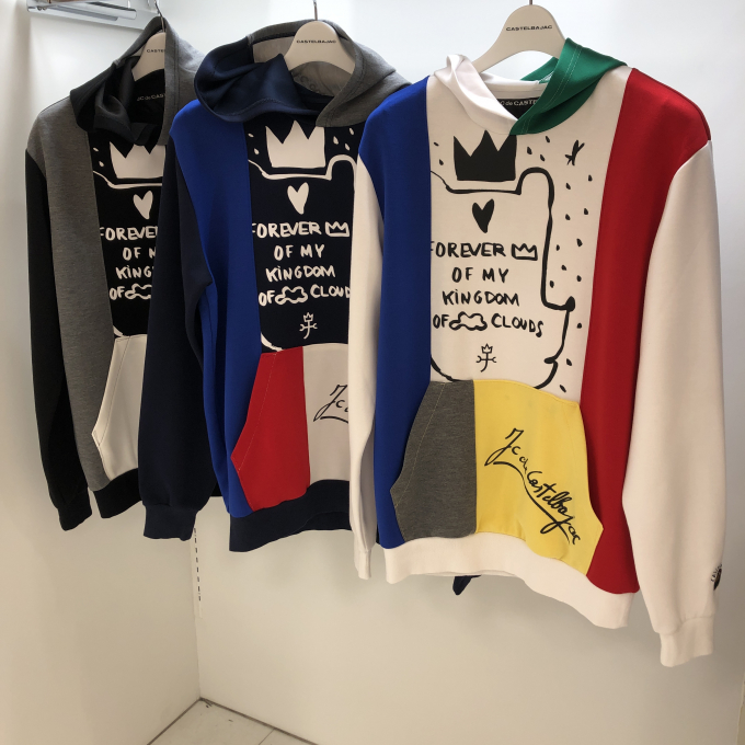 薄くて軽いパーカーが登場