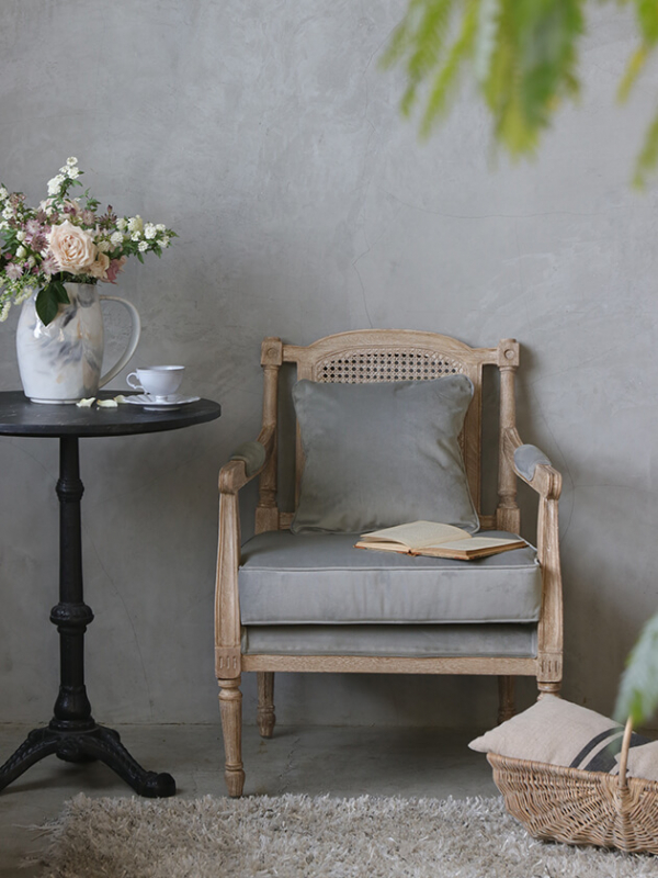 小さなスペースに、クラシカルな彩りを。Mirageシリーズ家具の魅力