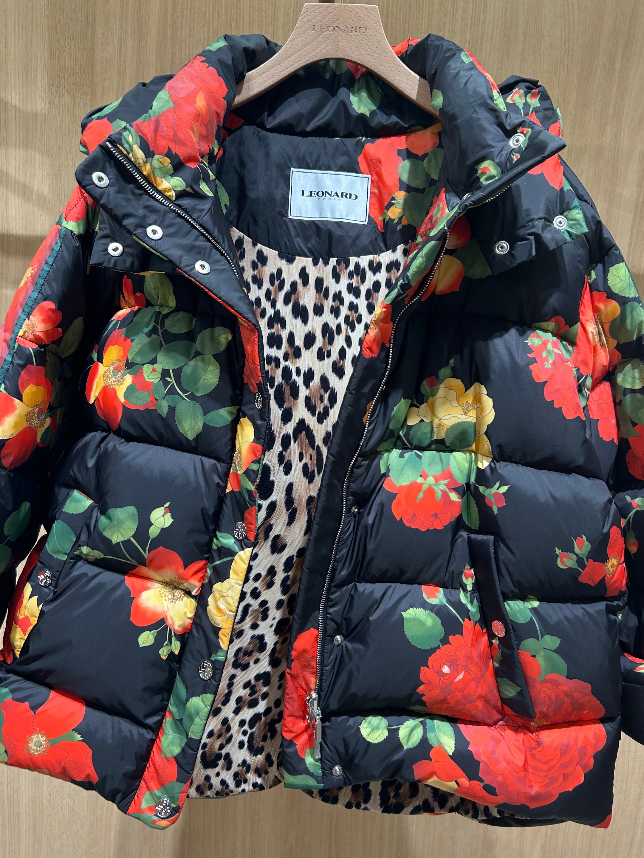 LEONARD レオナール　こげ茶で花柄が付いたロング丈のダウンコート 42 LEONARD（ダウンコート）のフリマアイテム一覧