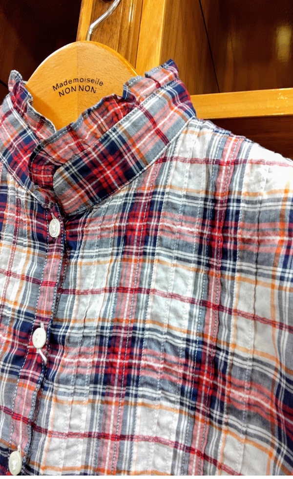 【タグ付き新品】マドモアゼルノンノン　フリルスタンドカラー　シャーリングブラウス 新作✨スタンドフリル シャーリングブラウス | マドモアゼル