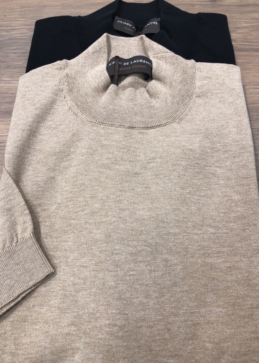 夏の装いを品よく整える〈FILIPPO DE LAURENTIIS〉の半袖モックネック