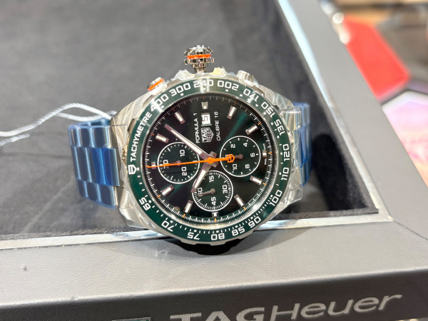 激レア❗非売品　関西万博　バーレーン王国　金と赤セート　ナシオナルデイピン TAG Heuer】グリーン×オレンジのアクセント！【タグホイヤー】CAZ201H