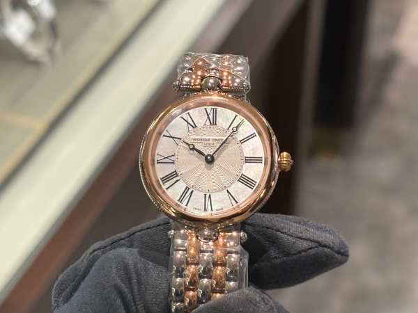 FREDERIQUE CONSTANT】エレガントなコンビカラー