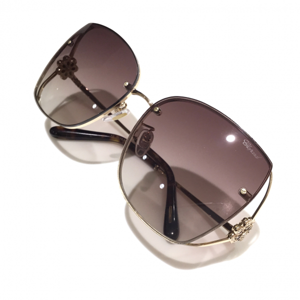 日常にラグジュアリーを纏うショパールのサングラス｜SCHL56S