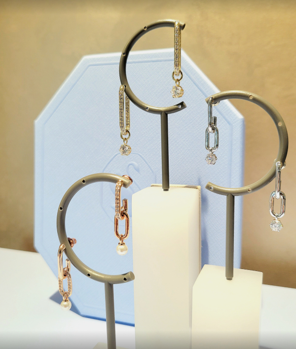 新作🌟三色カラーのconstellaピアス🌟 | スワロフスキー | 大丸