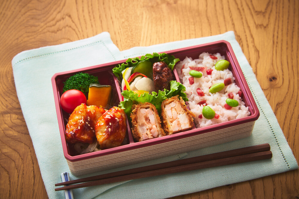 海老カツとヤンニョムチキンの小箱bento