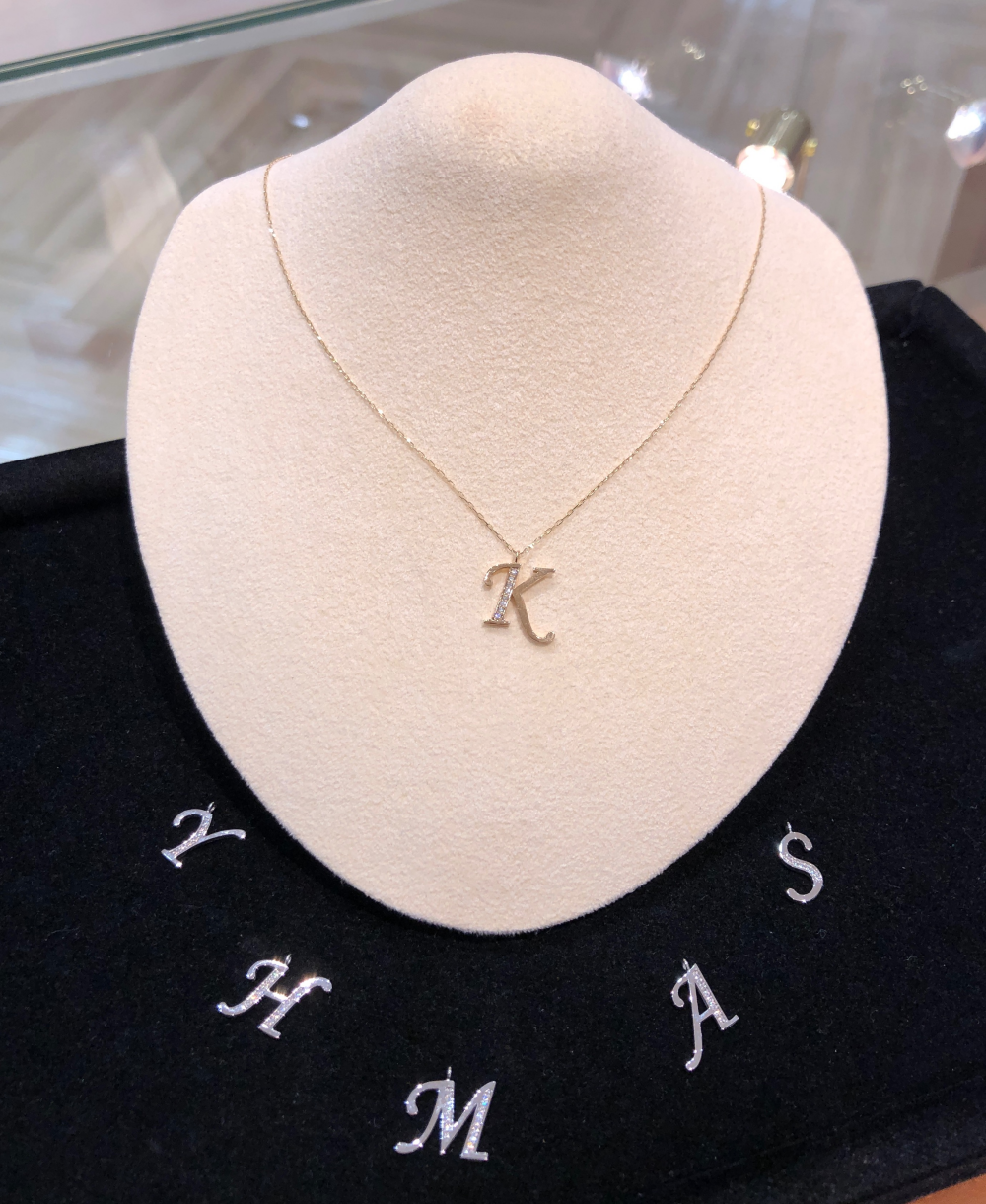 ギフトにおすすめ　イニシャルペンダント