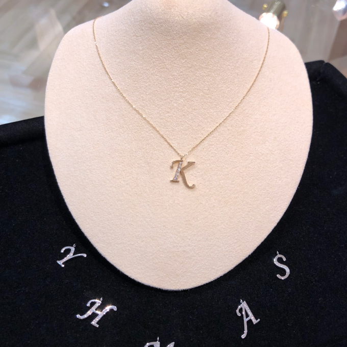ギフトにおすすめ　イニシャルペンダント