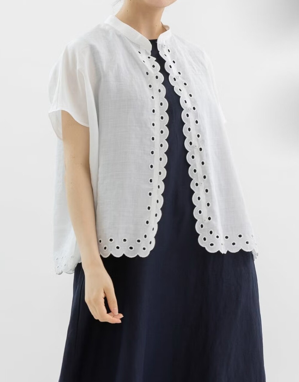 【2Fノップドゥノッド】スカラップ刺繍がかわいい♪麻のブラウス