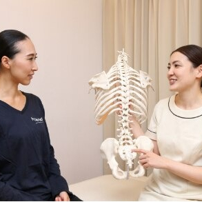 姿勢が悪いと美容にも悪影響