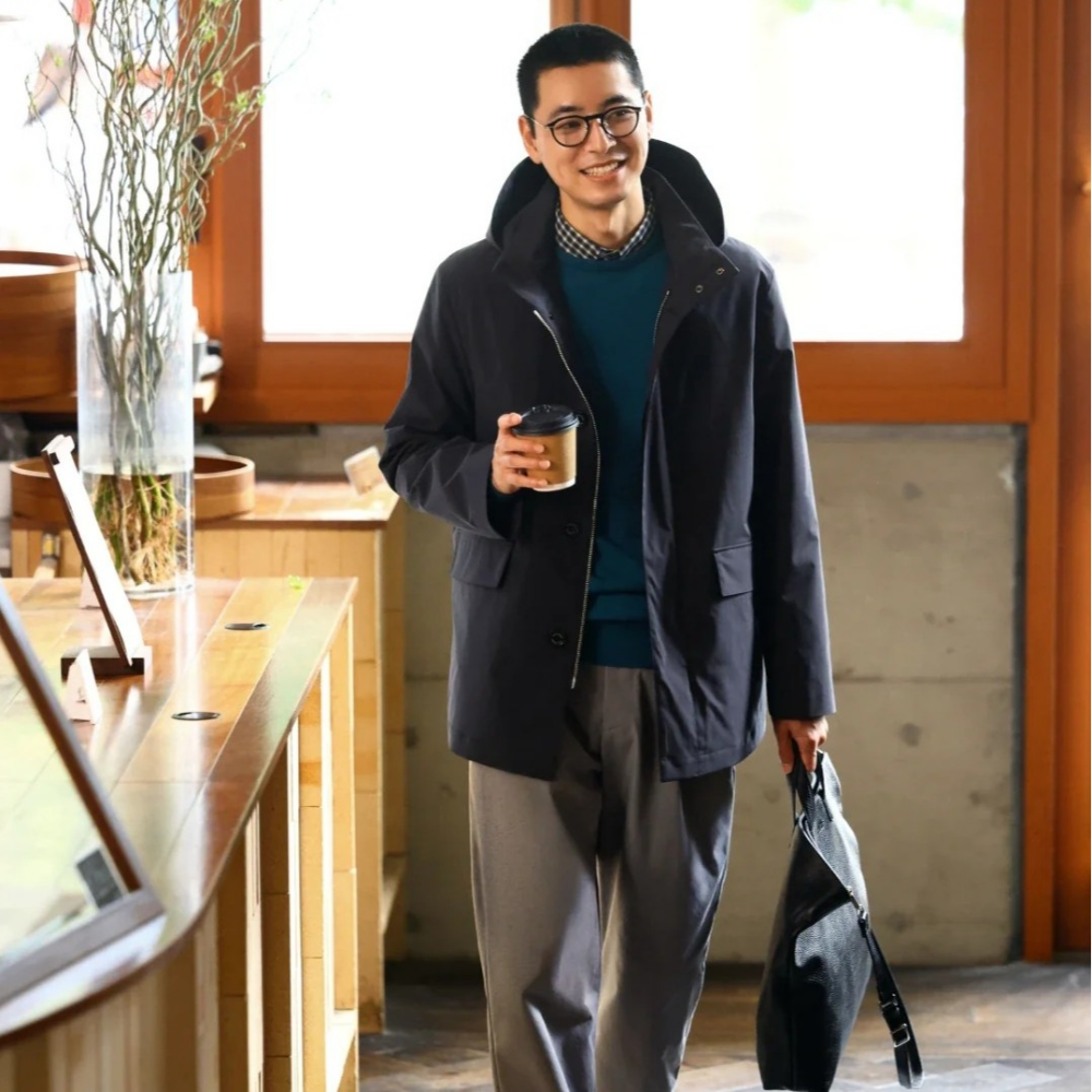 フードでも、スタンドカラーでも。着こなしの幅を広げる「ベルファスト」