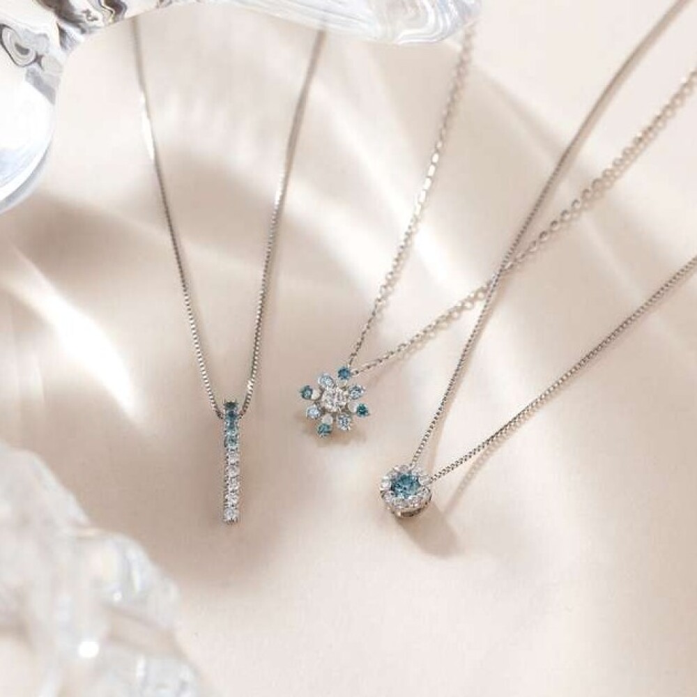 ✨💎爽やかなアイスブルーダイヤモンドネックレスをご紹介💎✨