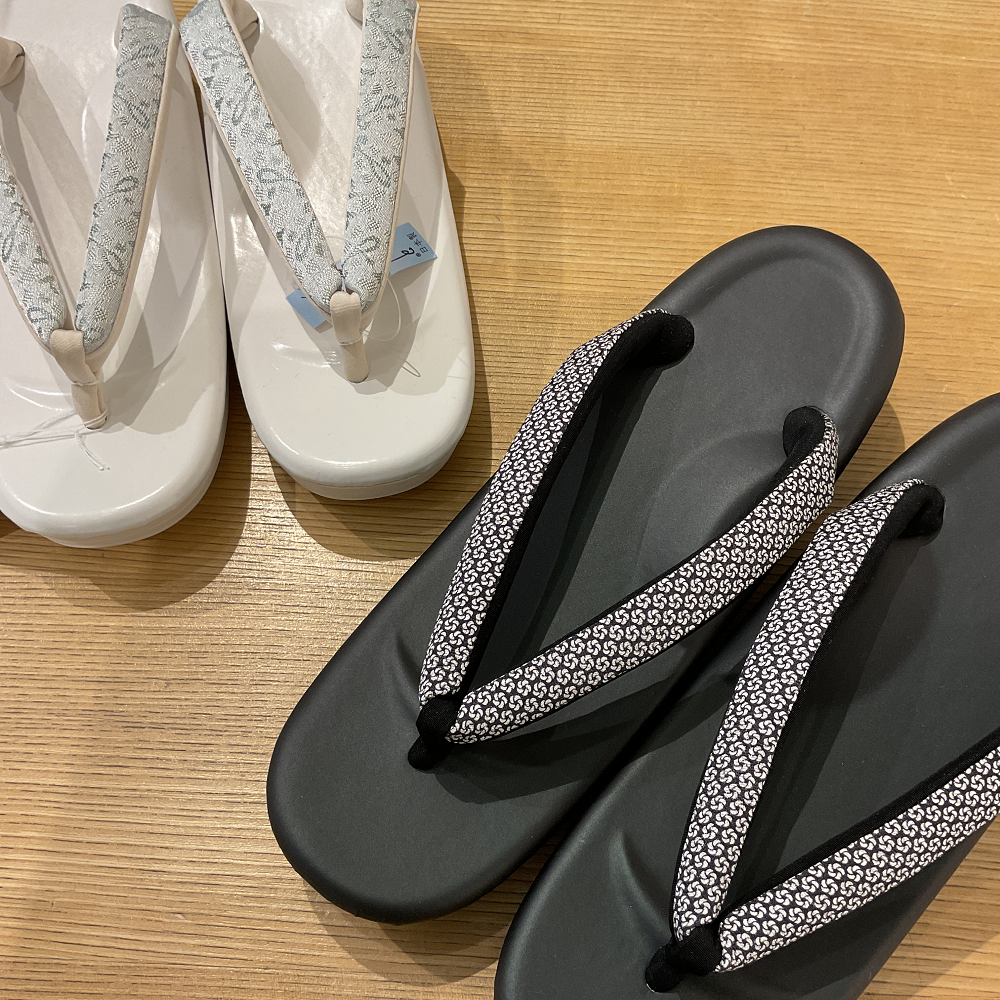 歩きやすく快適！【アシックス草履】