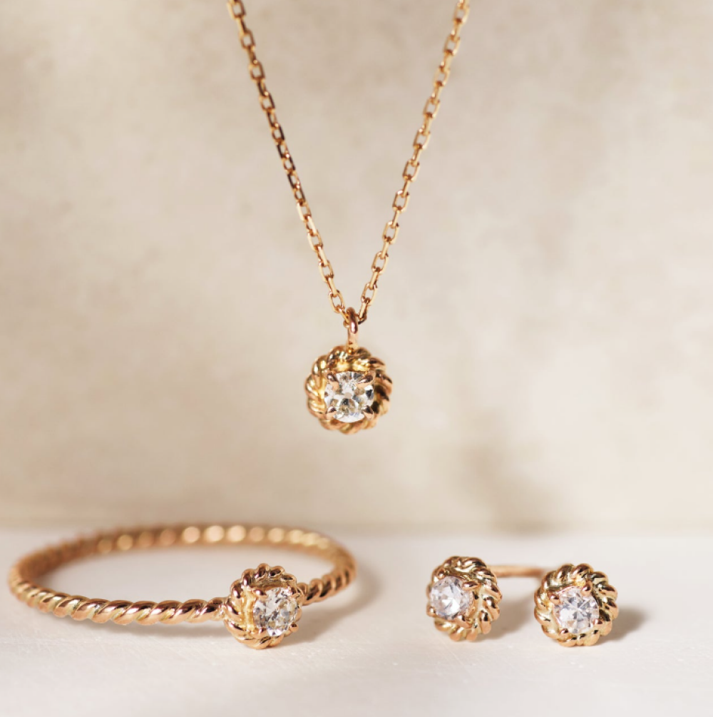 春の陽だまりをまとう、原石ダイヤモンドの輝き