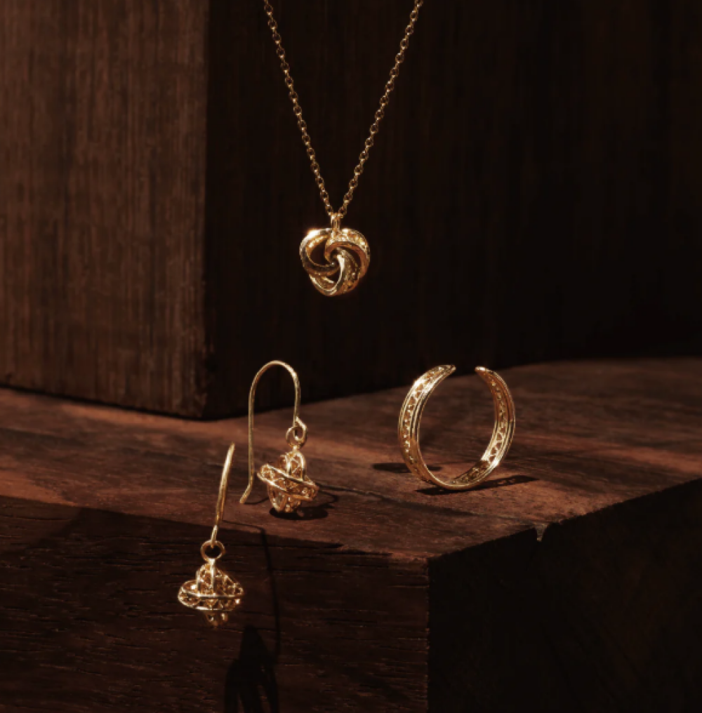 金の糸が織りなす上質な煌めきをあなたに。