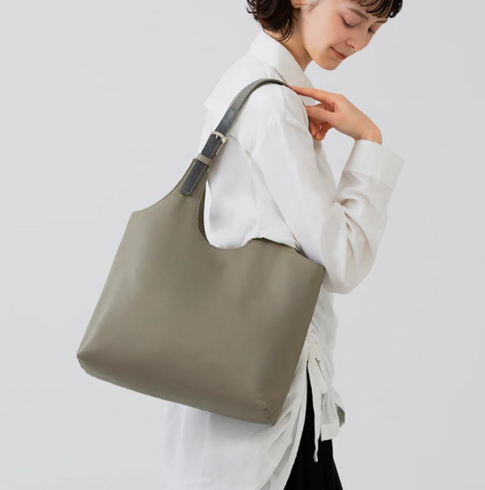 軽いレザートートでこの春のコーディネートをアップグレード