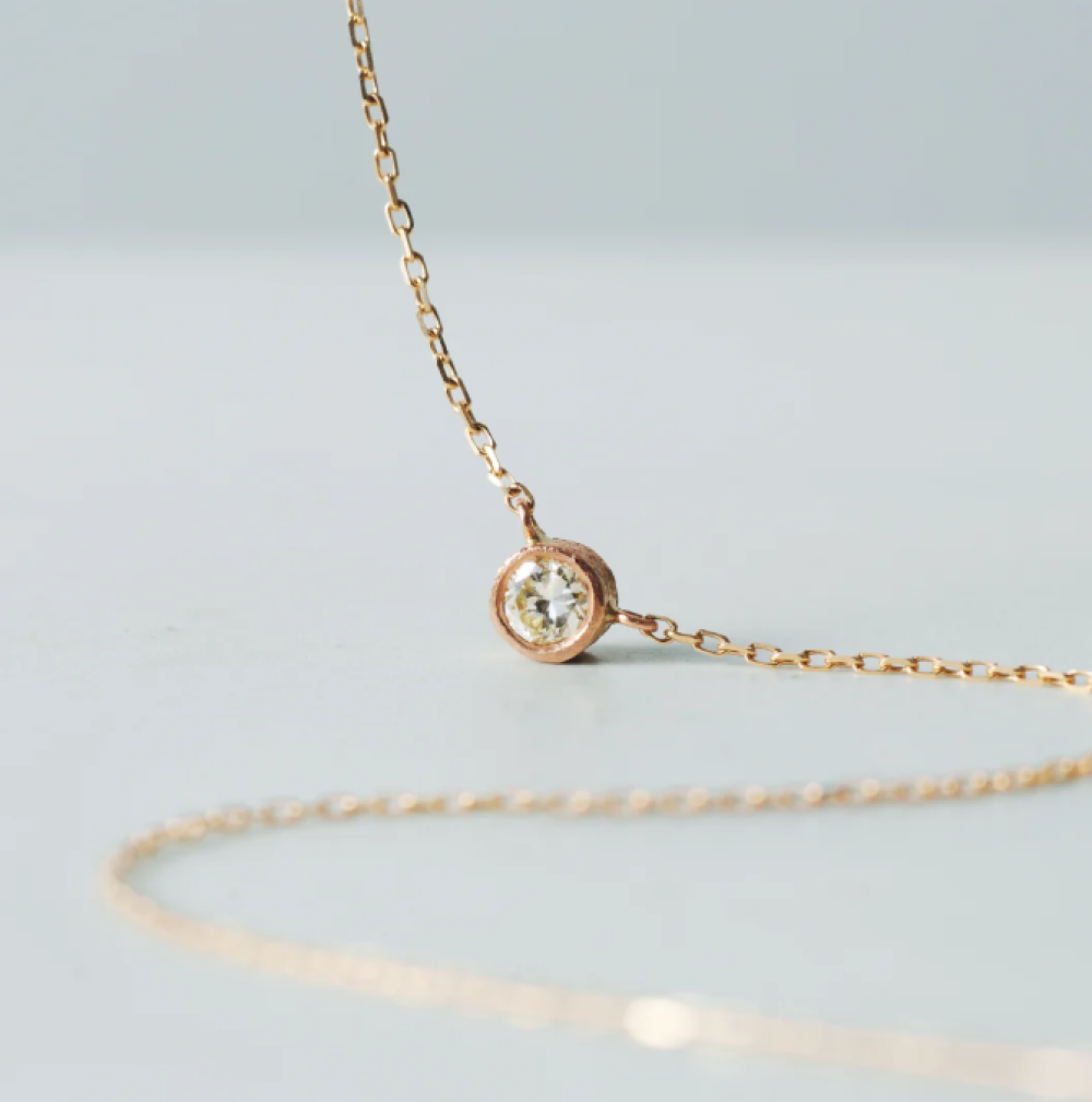 一粒ダイヤモンドの柔らかな煌めきを胸元に