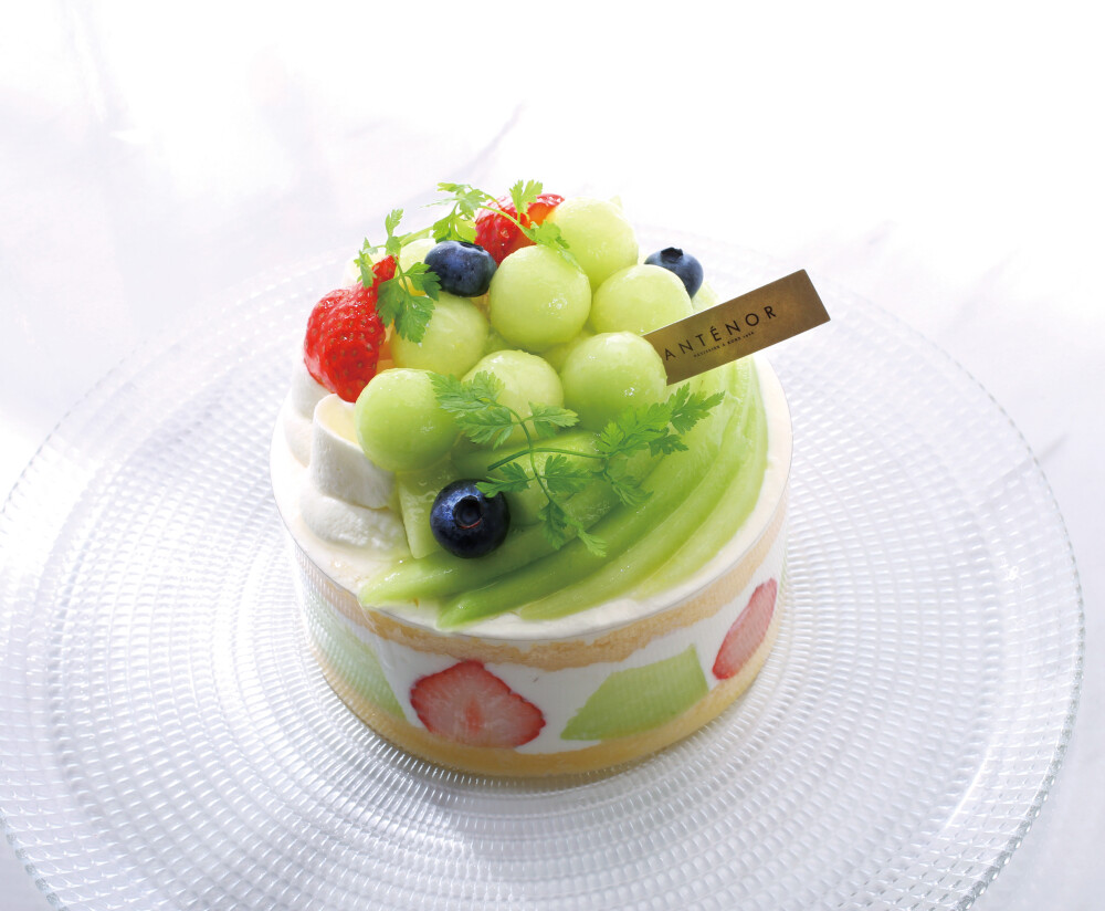 【アンテノール】メロンを贅沢に飾ったデコレーションケーキ
