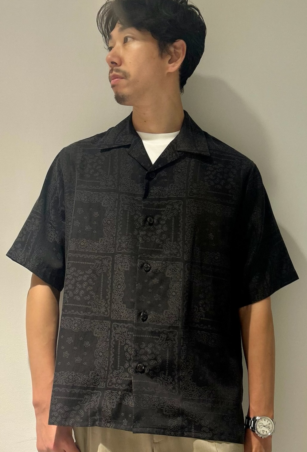 大人の柄シャツはクールな着こなしブラックで！