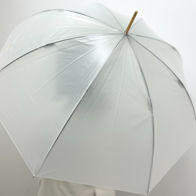 梅雨の白×機能性アイテム《雨傘・レインコート》