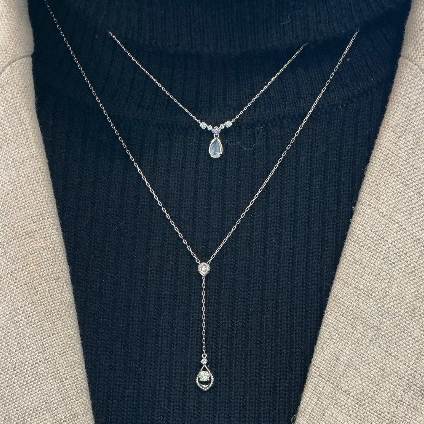 新作のジュエリーを使った冬のコーディネート