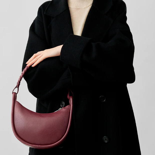 ムーン型のハンドバッグで特別な日の装いに可憐さを