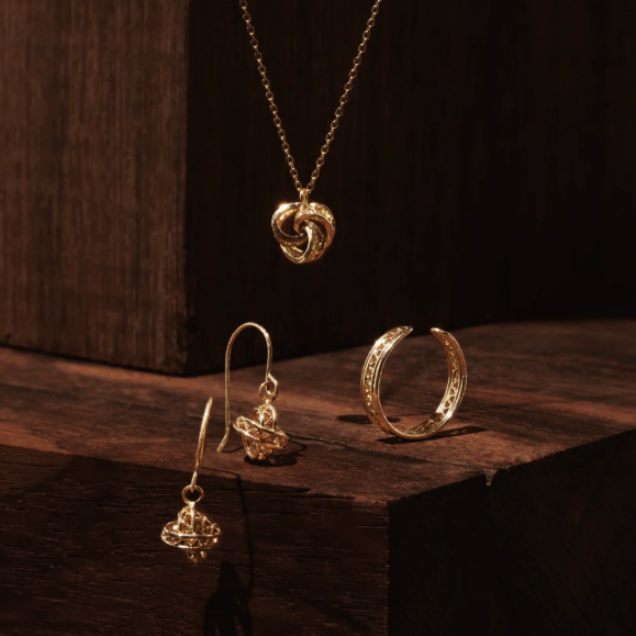 金の糸が織りなす上質な煌めきをあなたに。