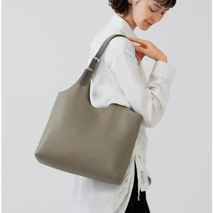 軽いレザートートでこの春のコーディネートをアップグレード