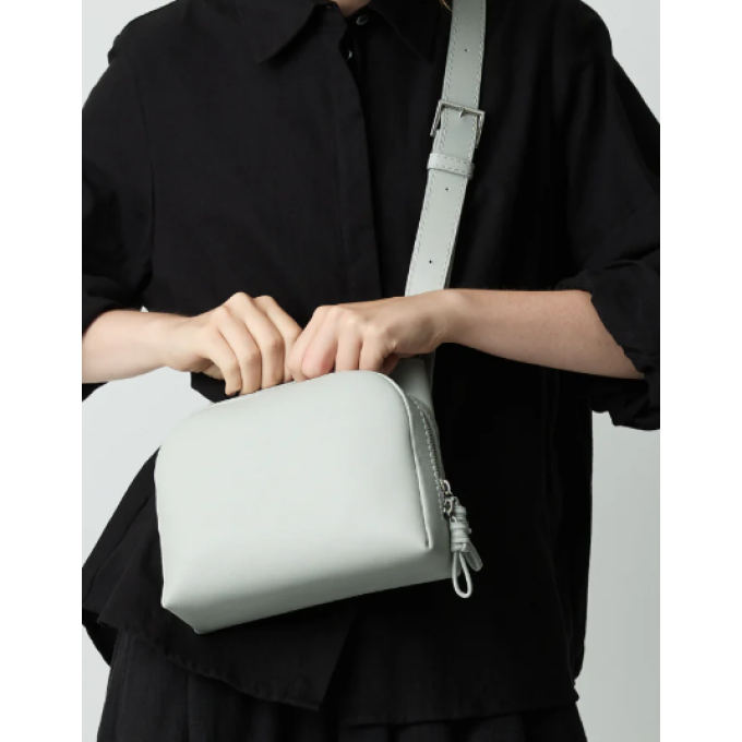 身軽にまとえるショルダーバッグで街歩きをもっと楽しく！