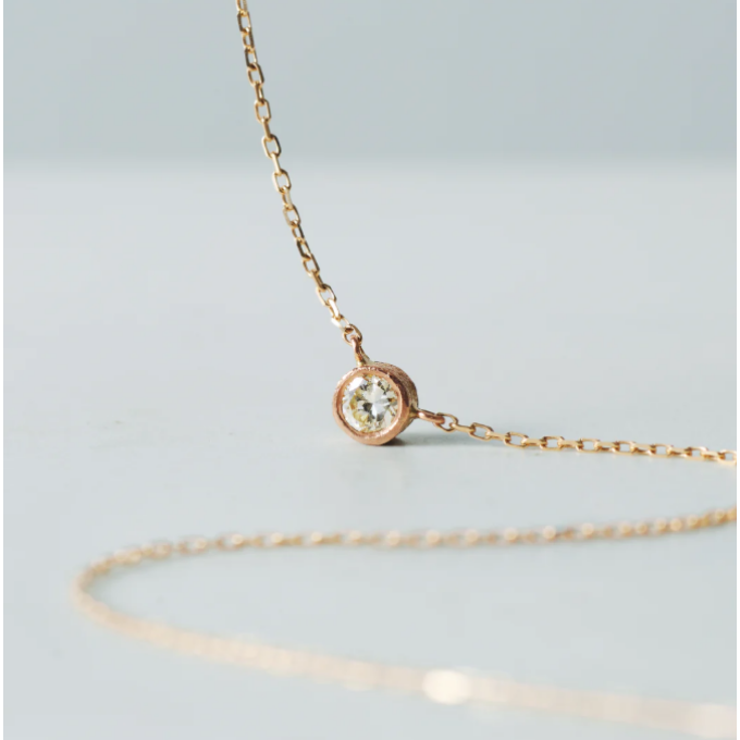 一粒ダイヤモンドの柔らかな煌めきを胸元に