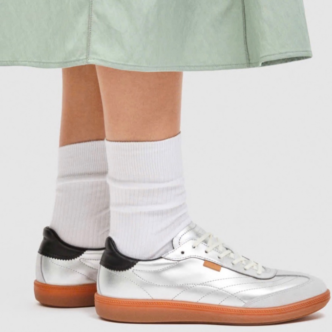 『推し！　スニーカー！　厚底VS薄底』