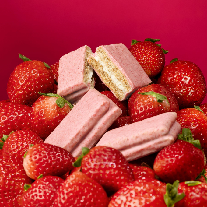 苺40%の“濃苺ショコラ”でまるごと包んだ、春だけの贅沢サンド新登場！