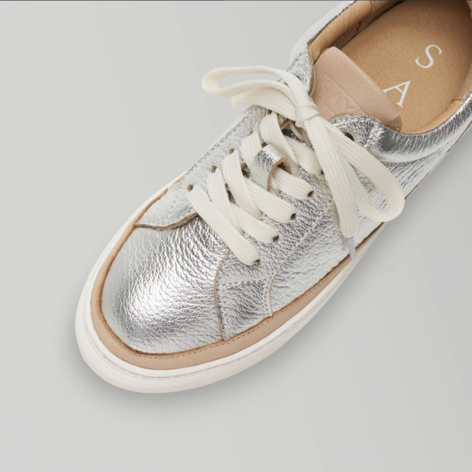 『推し！スニーカー！厚底VS薄底』