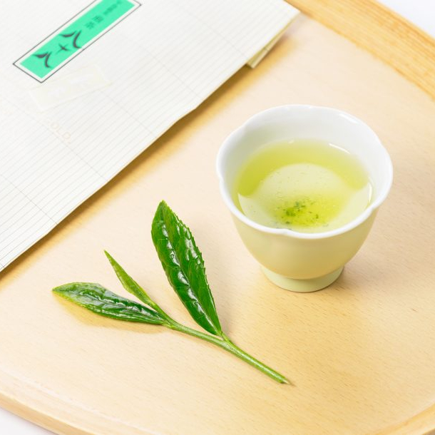 贈りものに、旬の新茶を