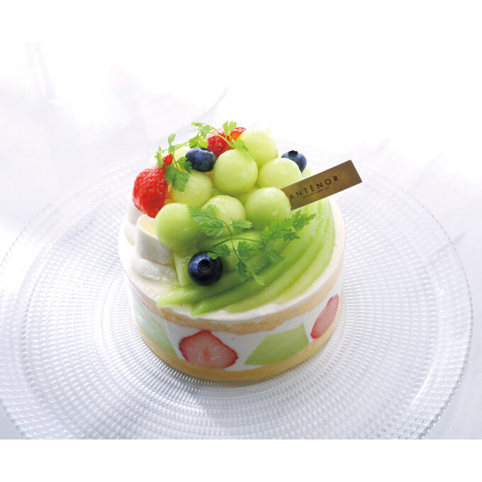 【アンテノール】メロンを贅沢に飾ったデコレーションケーキ