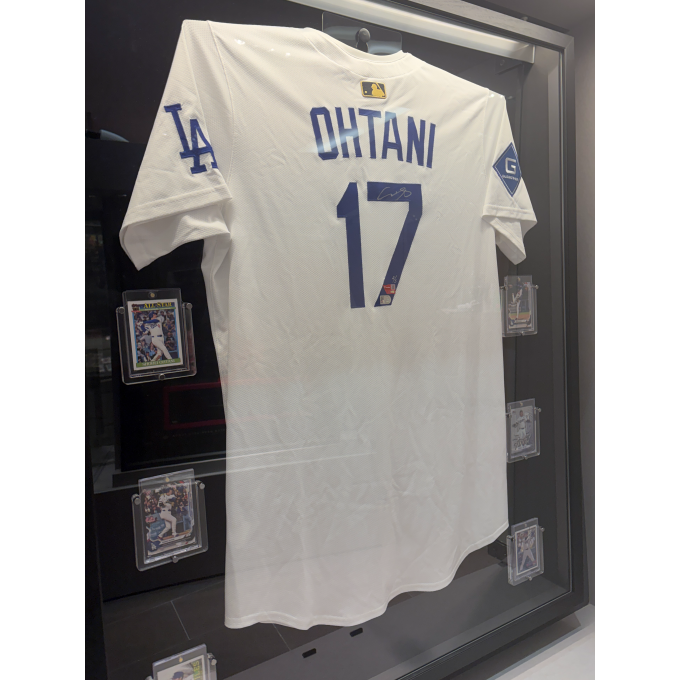 大谷翔平選手の直筆サイン入りユニフォーム販売中