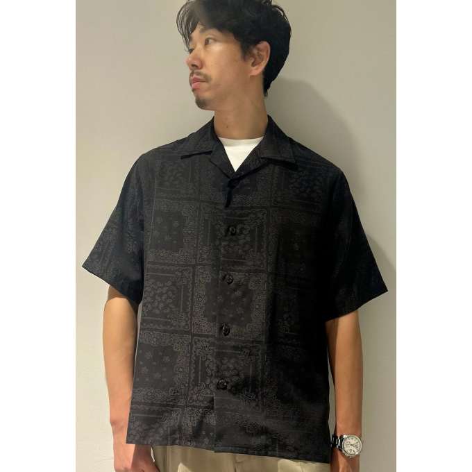大人の柄シャツはクールな着こなしブラックで！