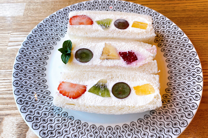 Pelican CAFÉ】老舗名店の食パンを使ったアートのように美しいフルーツ