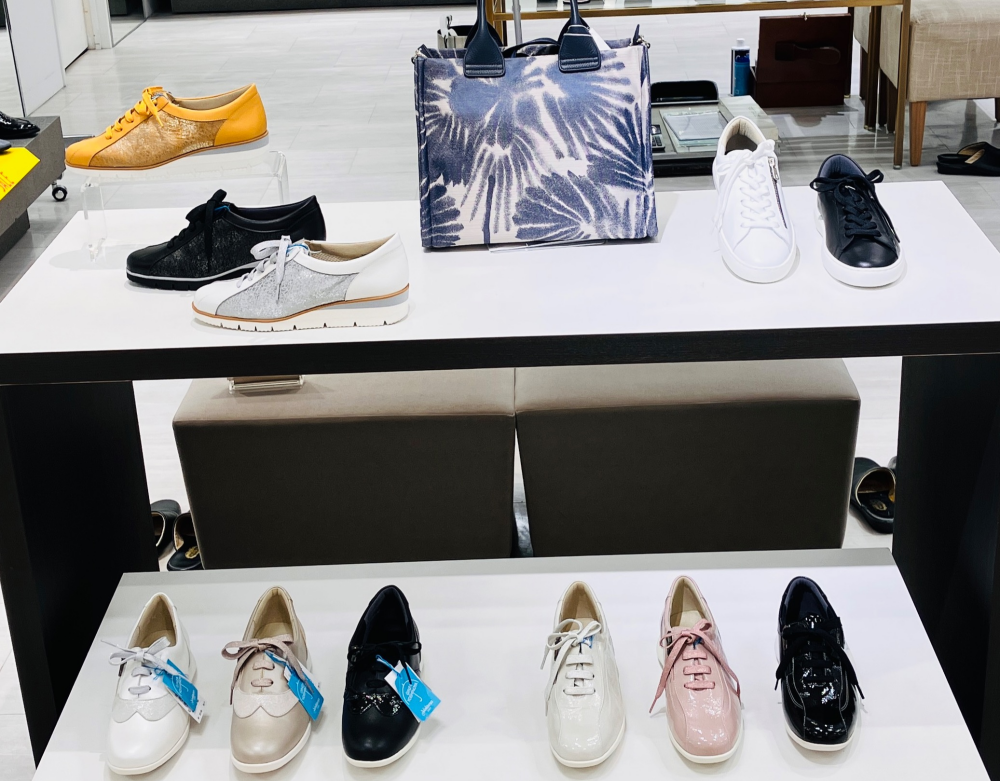 ＜銀座ヨシノヤ＞　雨の日のお出掛けも安心して履ける晴雨兼用機能を付けたシューズ ✨