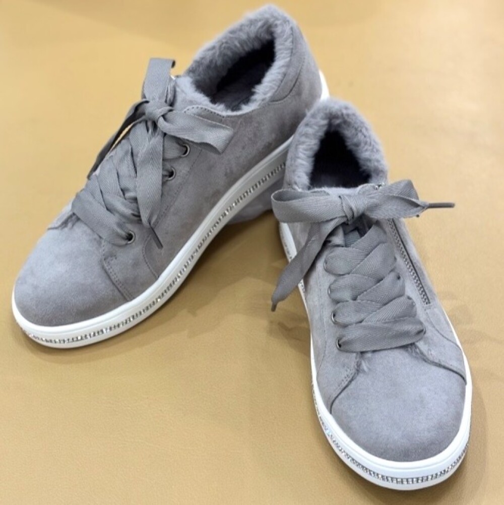 ⭐︎＜モーダクレア＞✨ 足元ポカポカスニーカーはいかがですか✨