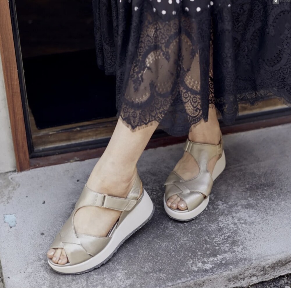 🍀 New  ✨〈 フィットフィット 〉 🍀《  厚底レザーサンダル  》👡