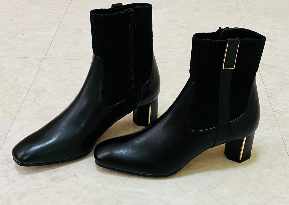 ＜モーダクレア＞　装いをぐっと秋らしく引き立ててくれるリプニットショートブーツ👢