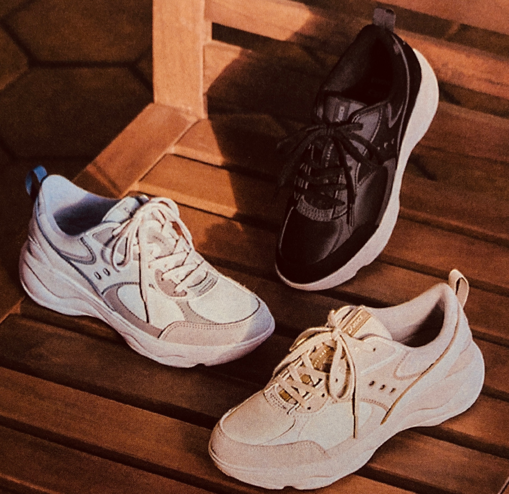 ＜アシックスウォーキング＞厚底スニーカーのご紹介💜