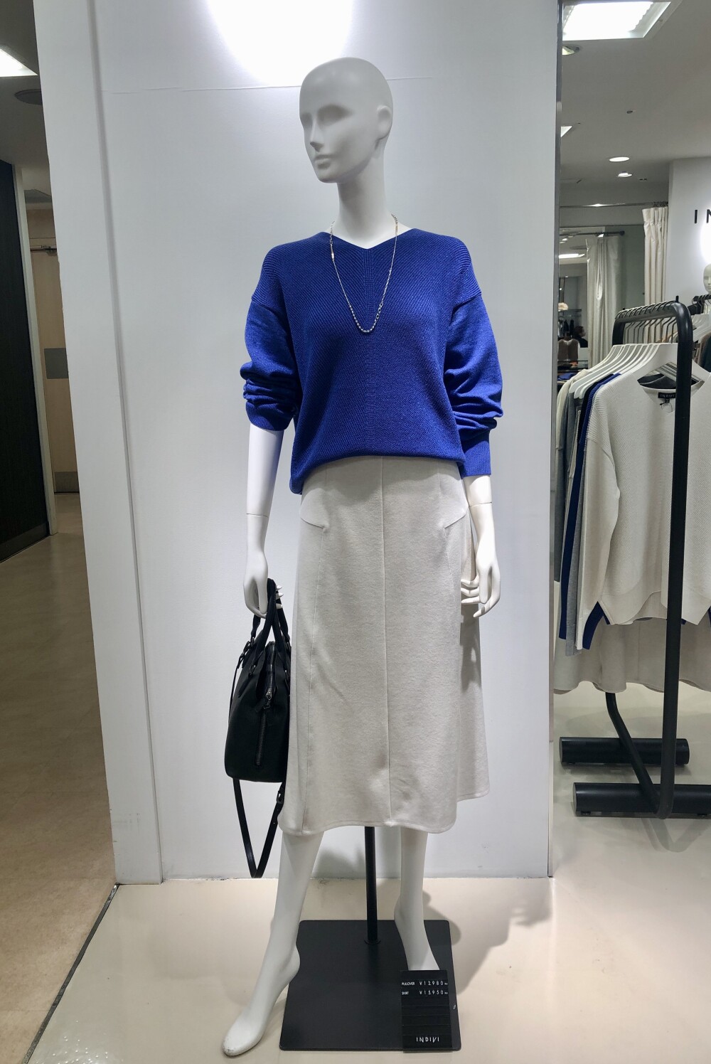 〈INDIVI〉新作！Vネックラメニット