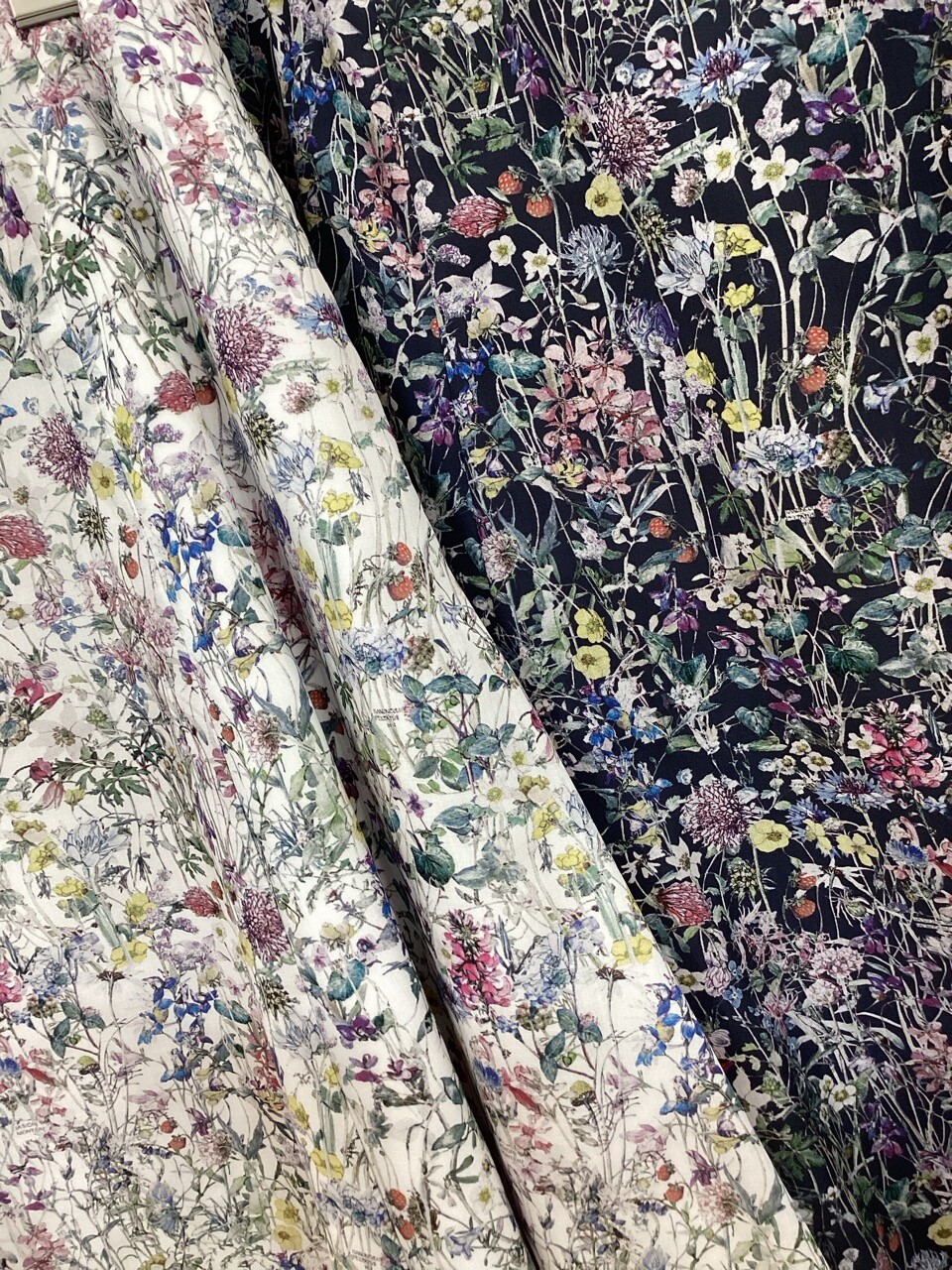 〈アマカ〉人気のワイルドフラワー柄 入荷！